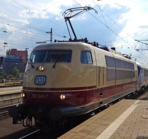 103 245 bei der Einfahrt in den Nürnberger Hbf.