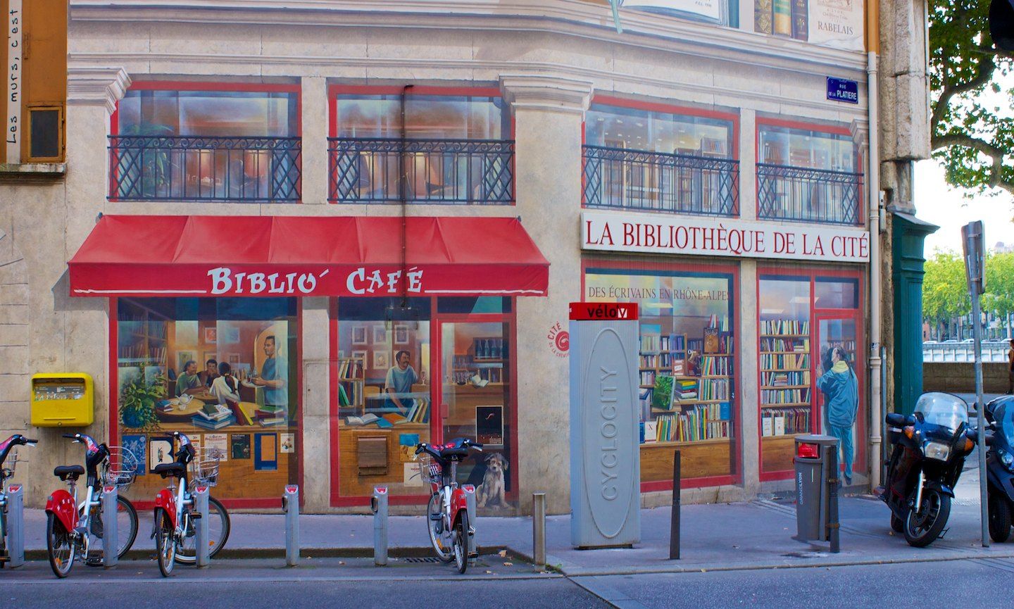La Bibliothèque de la Cité – Biblio-Café und Eingang zur Bibliothek