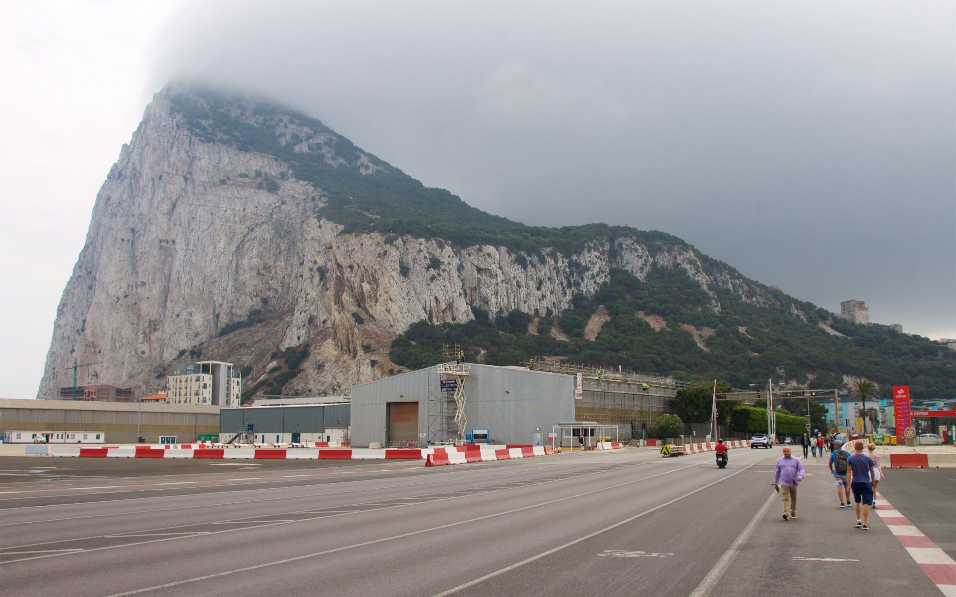 Felsen von Gibraltar von der Landebahn aus gesehen