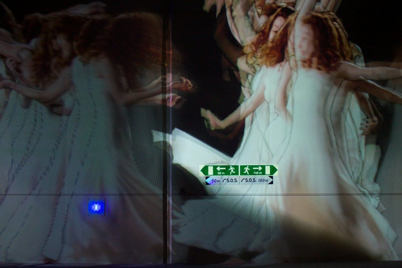 Tanzende Frauen im Tunnel