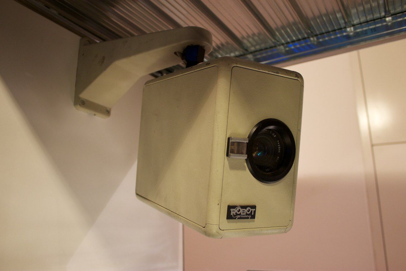 Überwachungskamera in der Ausstellung Außer Kontrolle im Museum für Kommunikation, Frankfurt