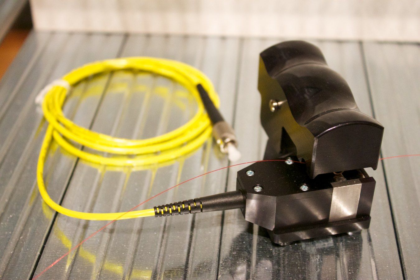 Biegekoppler zum Ableiten von Informationen aus einer Glasfaser in der Ausstellung Außer Kontrolle im Museum für Kommunikation, Frankfurt