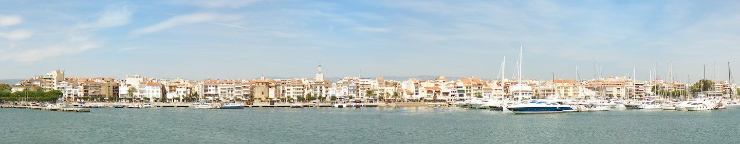 Cambrils vom Hafen aus gesehen