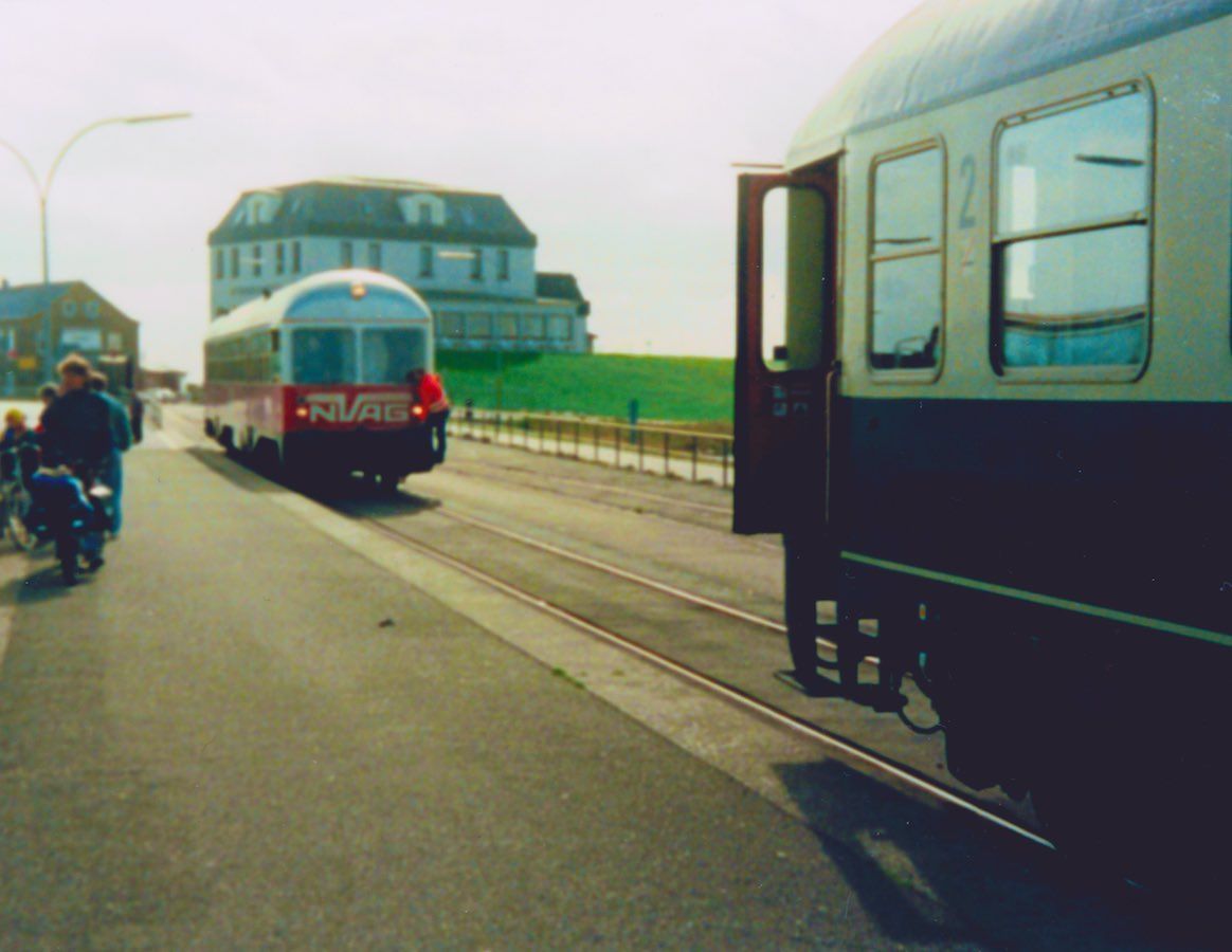 NVAG-Triebwagen rangiert an der Mole an den Kurswagen