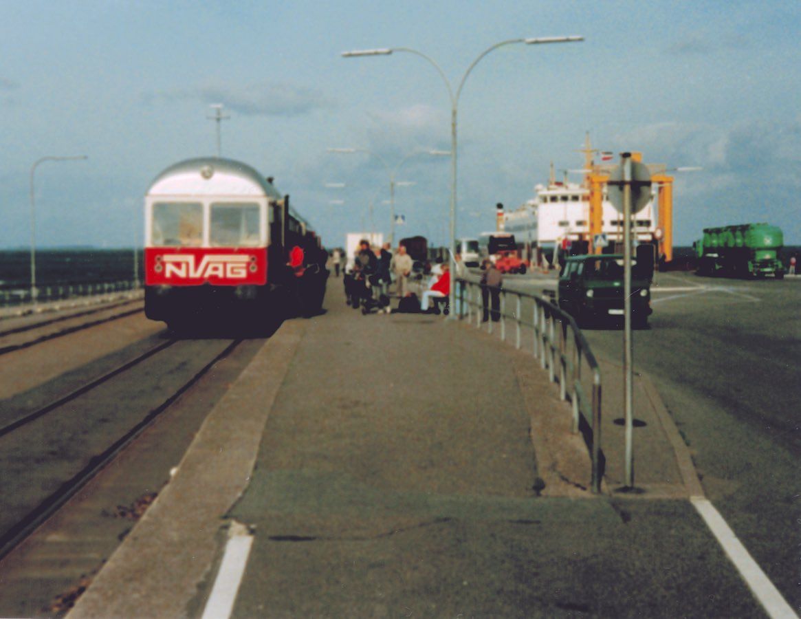 Triebwagen der NVAG an der Mole, 1992