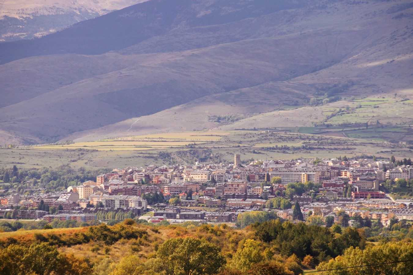 Blick auf Puigcerdà aus dem gelben Zug