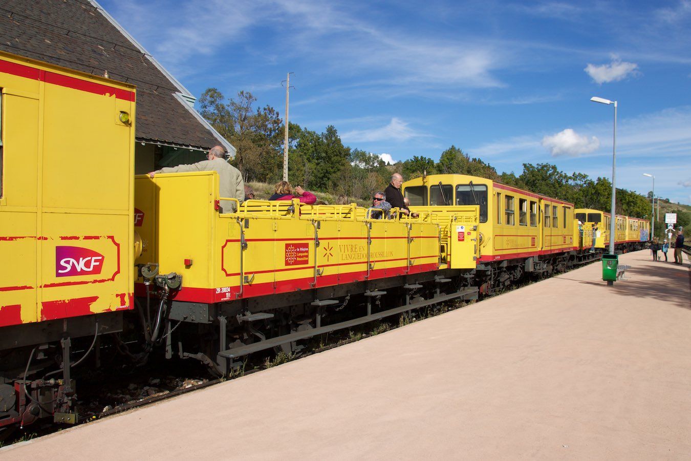 Der gelbe Zug mit offenem Aussichtswagen