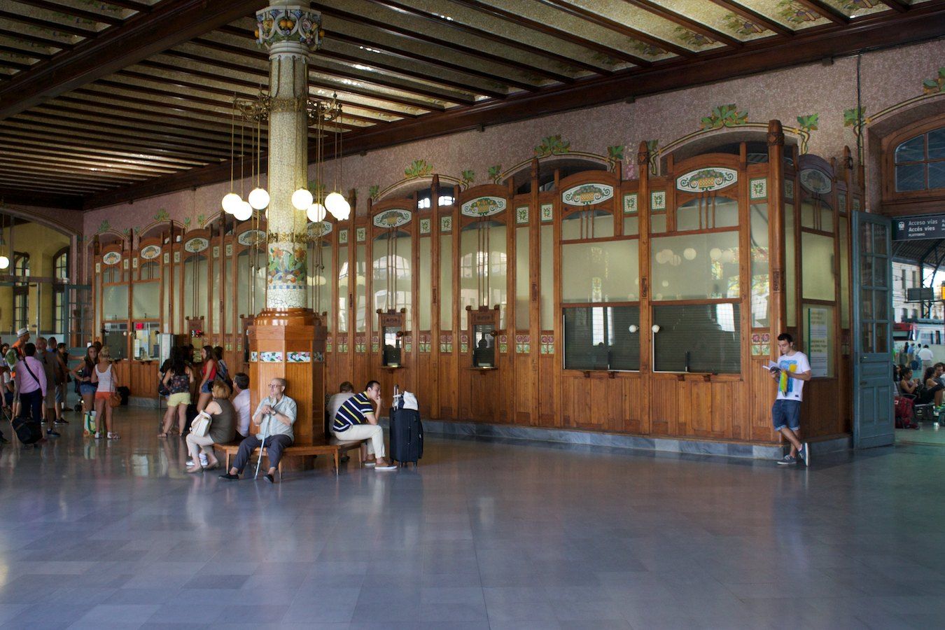 Schalterhalle im Bahnhof Valencia Nord