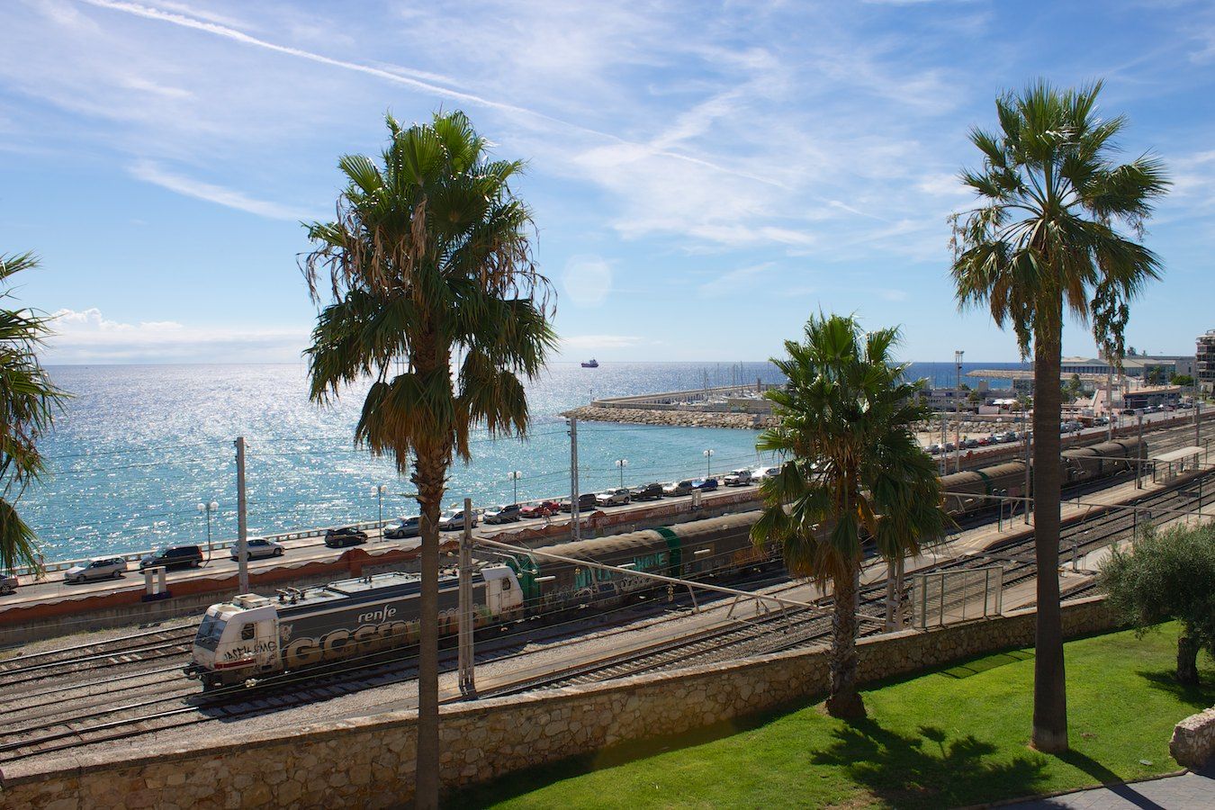 Güterzug bei der Ausfahrt aus Tarragona Richtung Barcelona