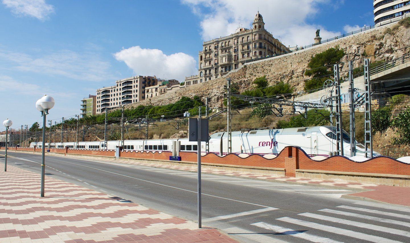 Triebzug der RENFE-Baureihe 130 bei der Ausfahrt aus Tarragona