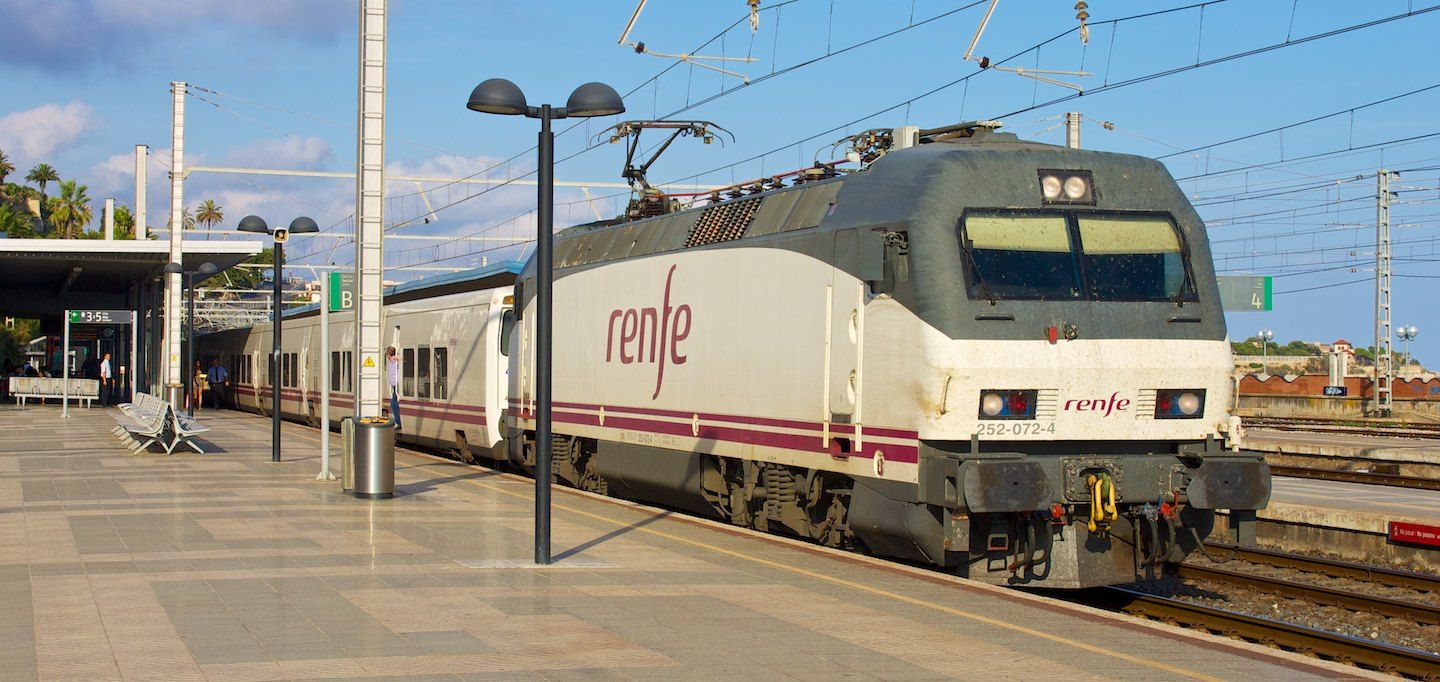 RENFE Baureihe 252 mit Talgo-Zug in Tarragona