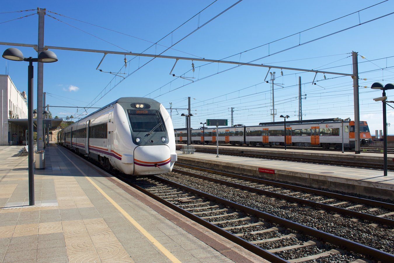 RENFE Baureihe 449, im Hintergrund Rodalies-Triebwagen