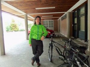Andreas mit E-Bike (am Bahnhof Triberg)