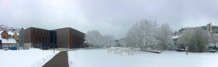Das I-Gebäude der Hochschule Furtwangen im Winter, rechts hinten ein Turm des GHB