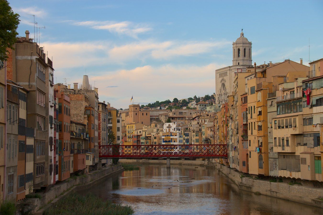 Stadtbild mit Fluss Onyar