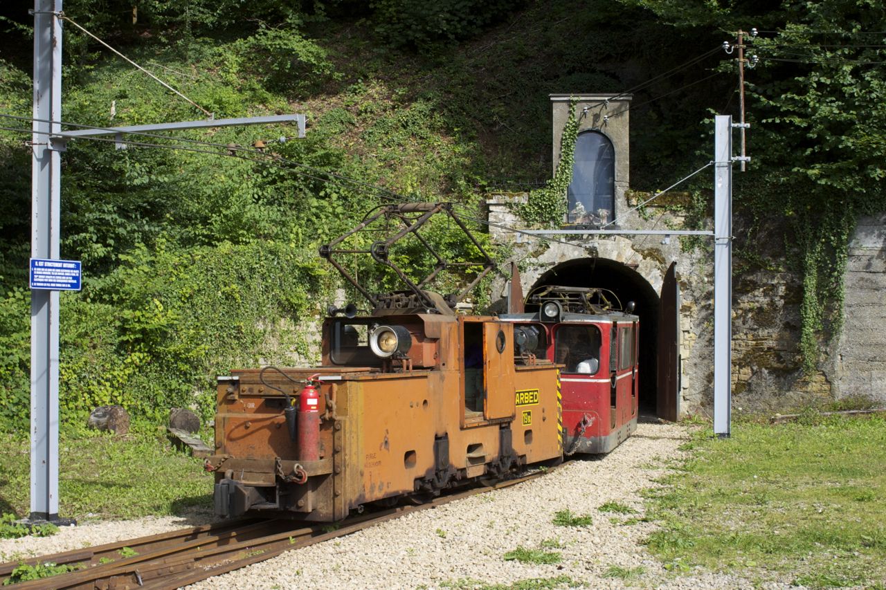 Ein Zug fährt aus dem Stollen nach Lasauvage Bergwerk