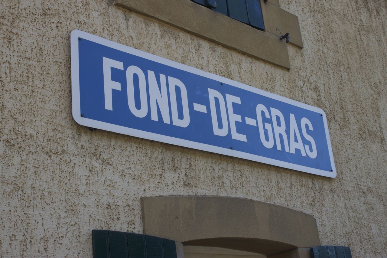Stationsschild des Bahnhofs Fond-de-Gras
