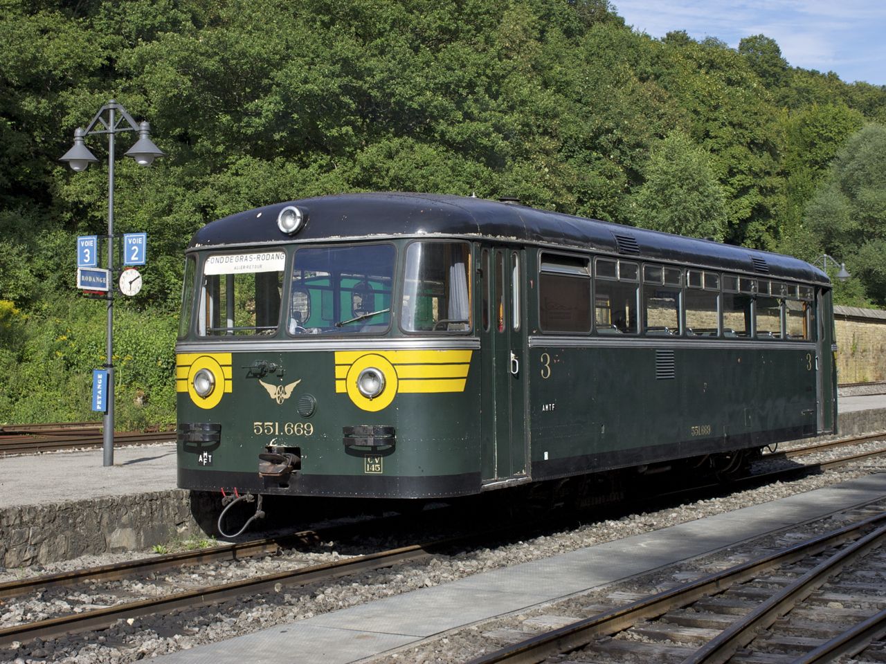 Schienenbus im Bahnhof Fond-de-Gras