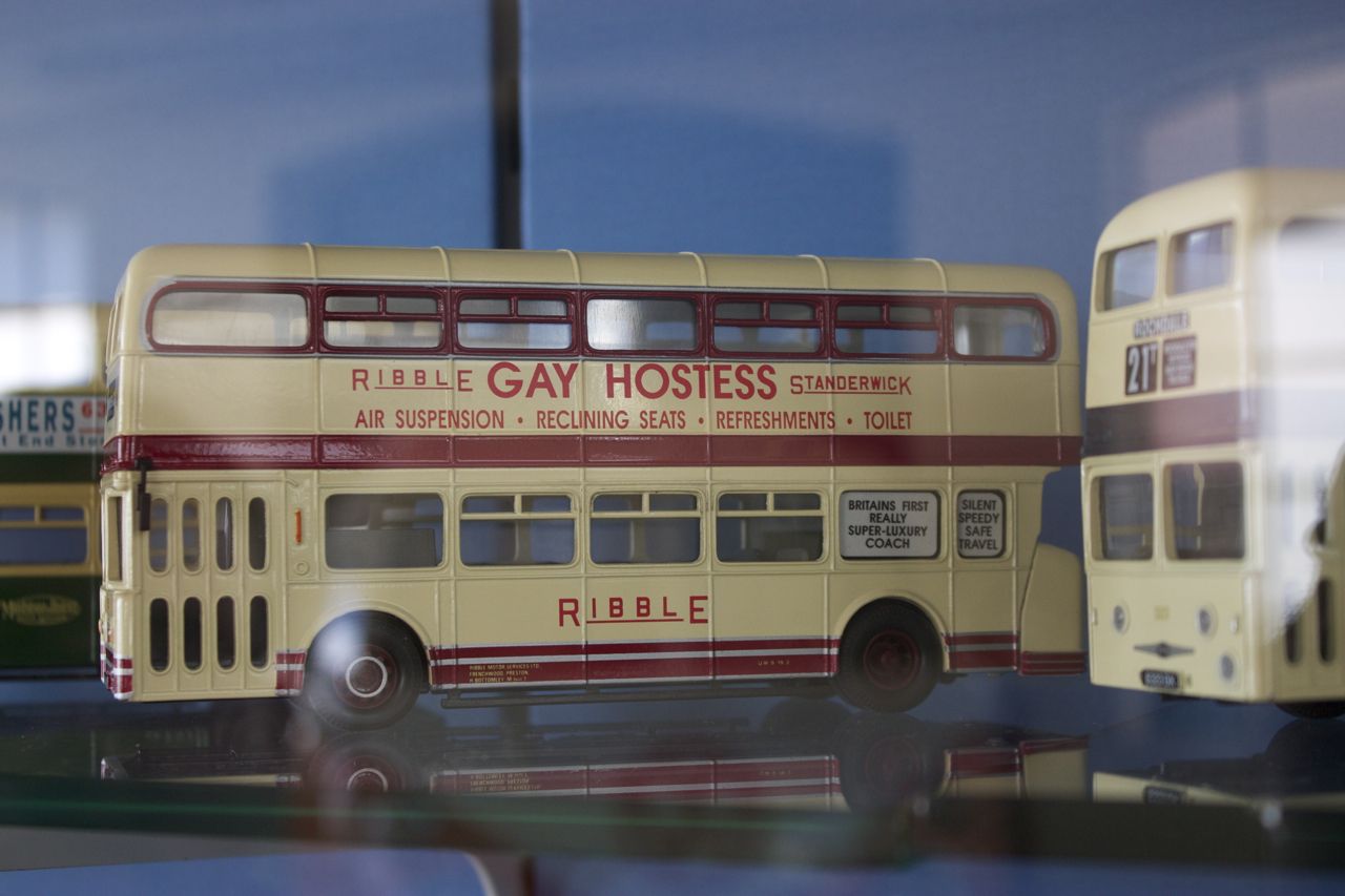Modellbus mit Gay Hostess