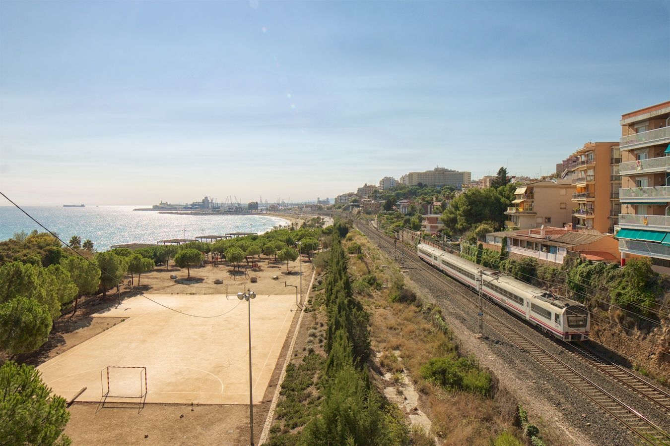 Zug der Baureihe 448 kurz vor Tarragona