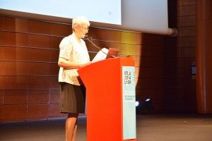 Francoise Bourdon steht am roten Rednerpult auf dem IFLA Lyon 2014 steht. 