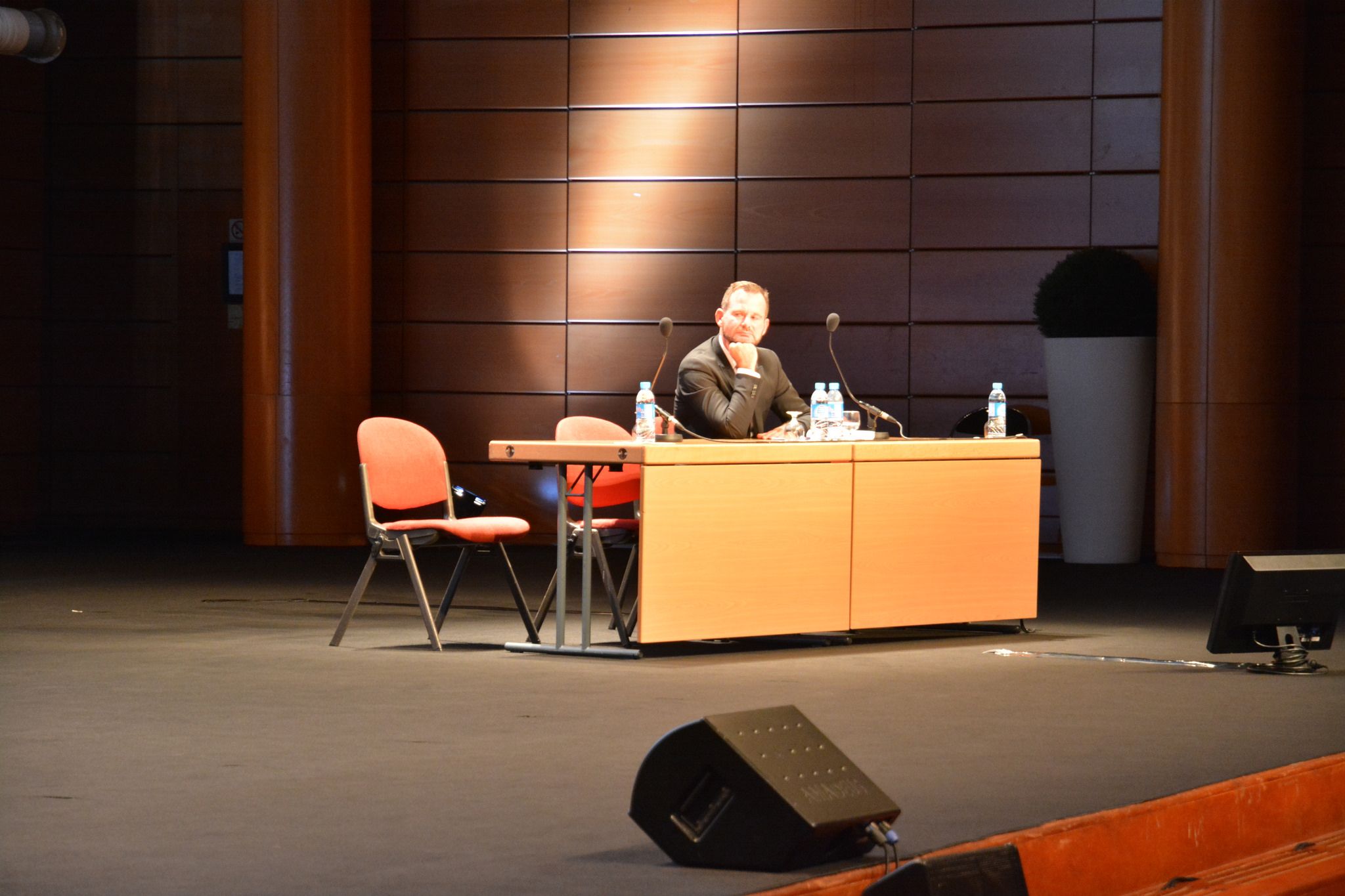Gildas Illien sitz am Tisch auf der Bühne bei einer Session in der IFLA 2014
