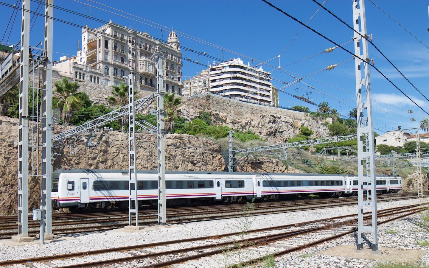 RENFE Baureihe 470 vor dem Mittelmeerbalkon