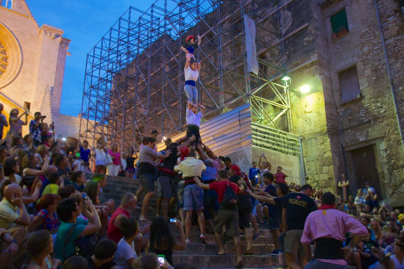 Pilar Caminant der Xiquets der Tarragona an der Treppe der Kathedrale von Tarragona