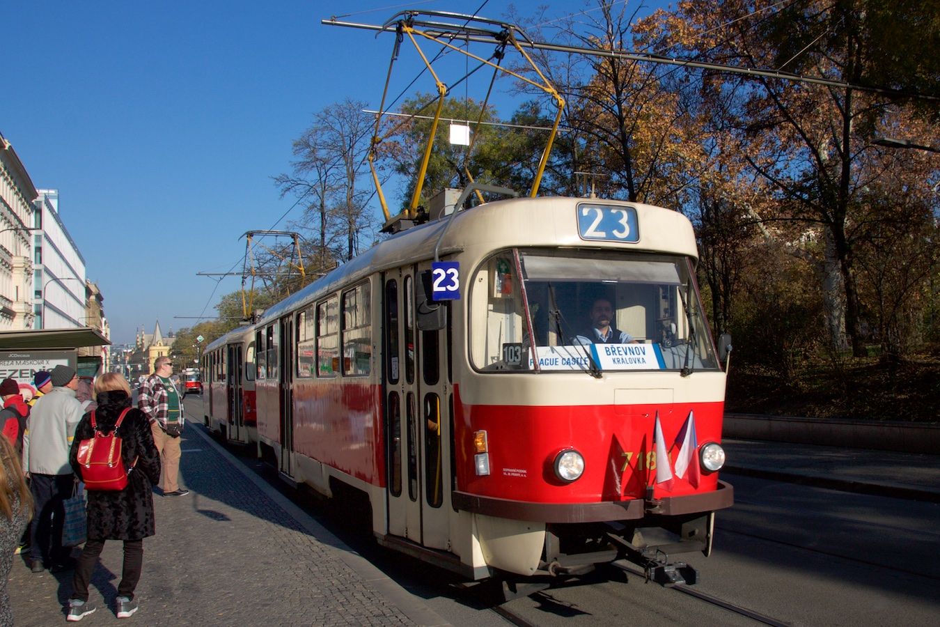 Zug der Linie 23 am Karlsplatz