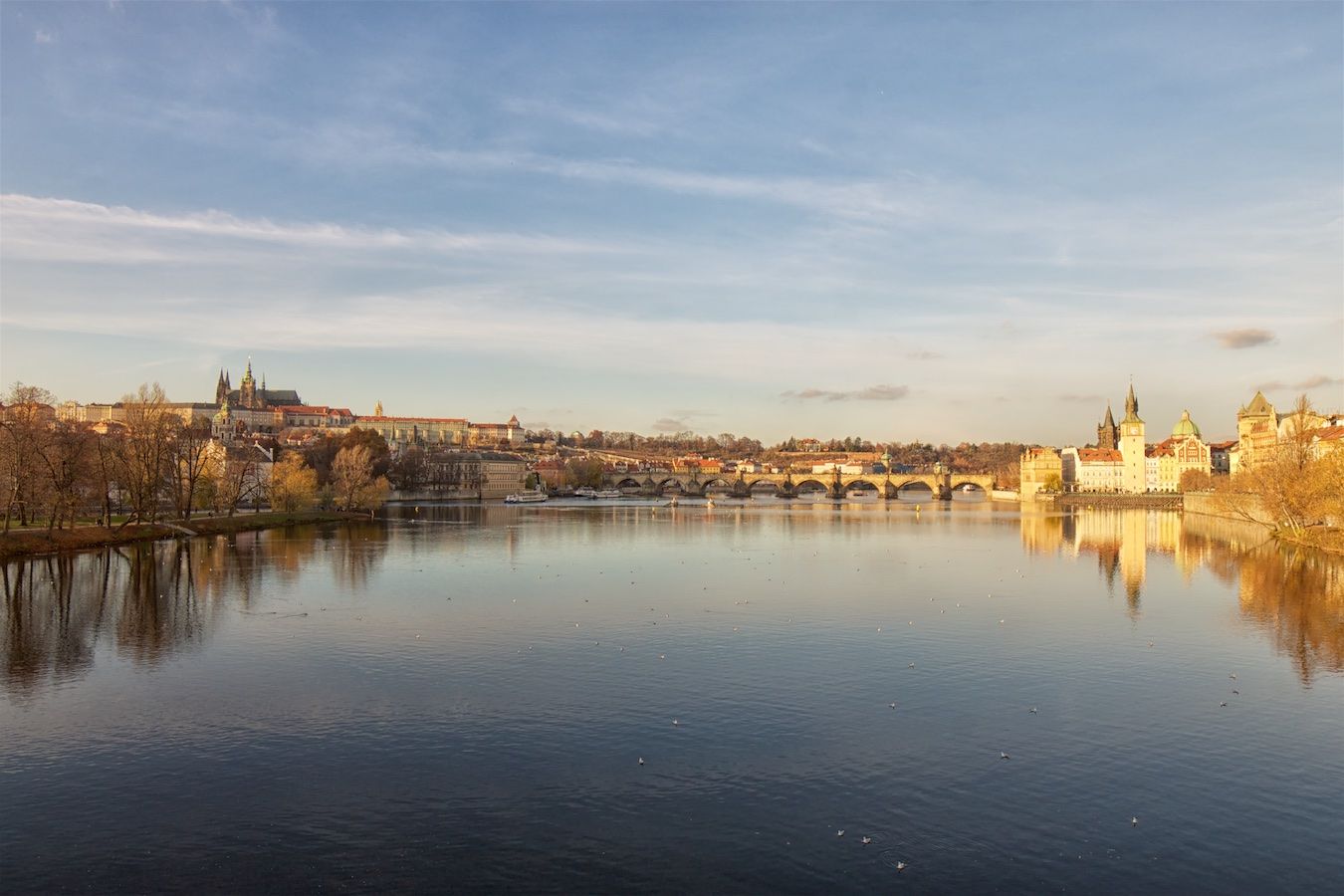 Prager Burg und Karlsbrücke über die Moldau