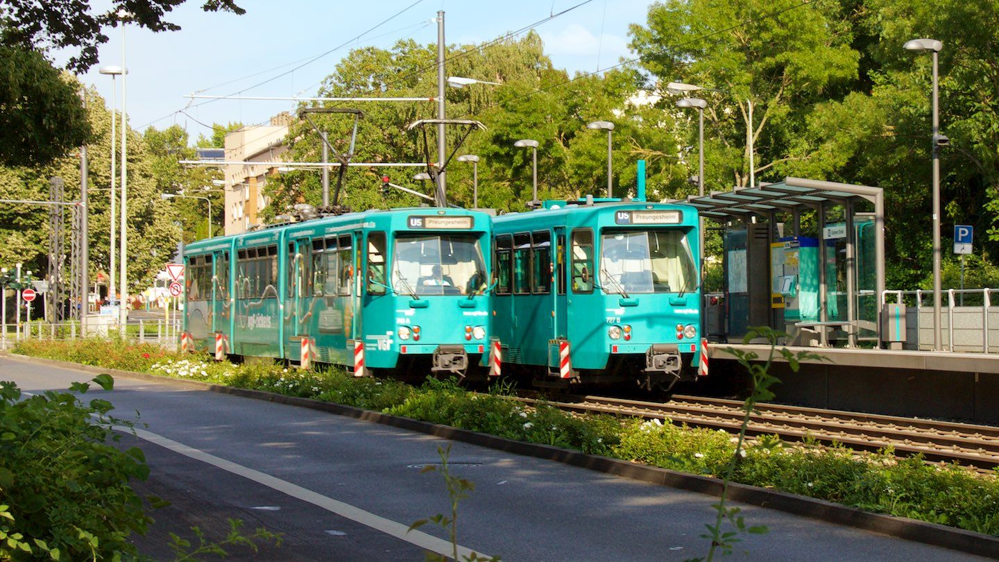 Zwei Ptb-Wagen der U5 an der Haltestelle Gießener Straße
