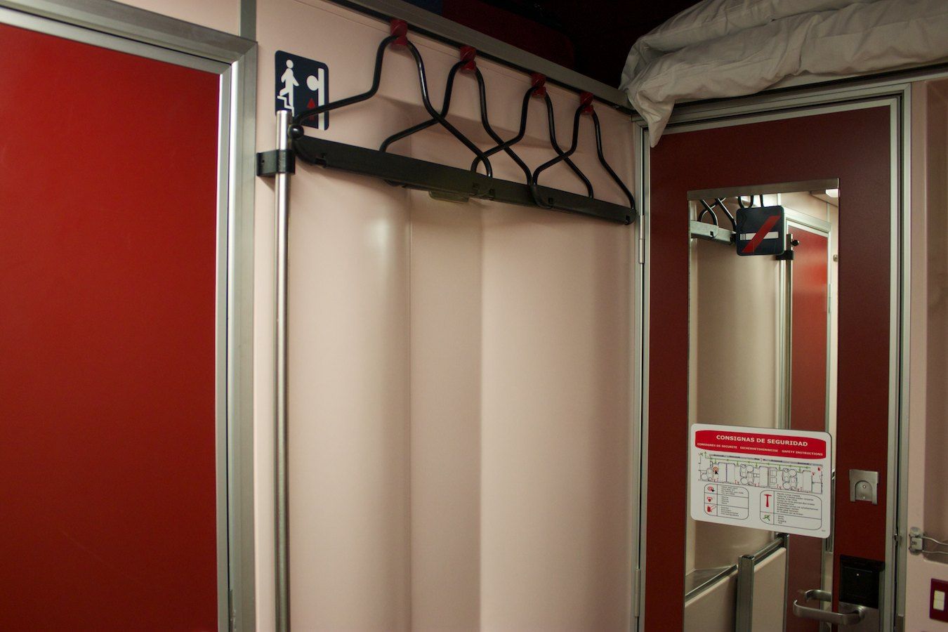 Kleiderbügel und Griff für das Ausklappen der Leiter